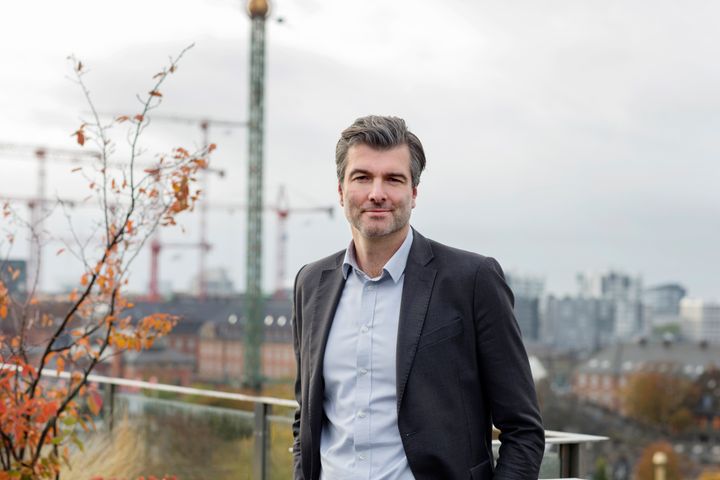 Emil Fannikke Kiær, erhvervs- og medlemsdirektør i Dansk Industri, var en del af den ekspertgruppe, der tidligere i forløbet har givet en række anbefalinger til statens indkøb af advokatydelser.