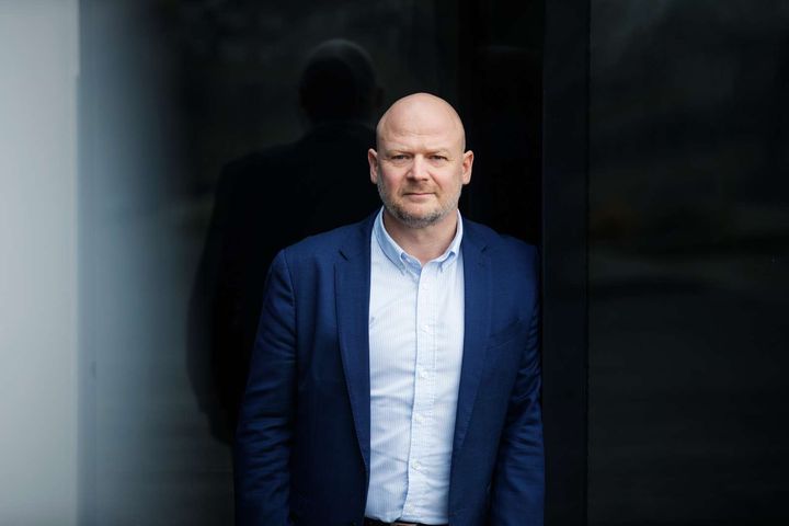 "Socialdemokratiet gambler samtidig med dansk økonomi. Der er en markant risiko for, at tusindvis af danskere vil forlade arbejdsmarkedet, og det hul vil være næsten umuligt at fylde igen," siger Søren Kryhlmand, direktør for arbejdsmarked og personalejura i Dansk Industri.