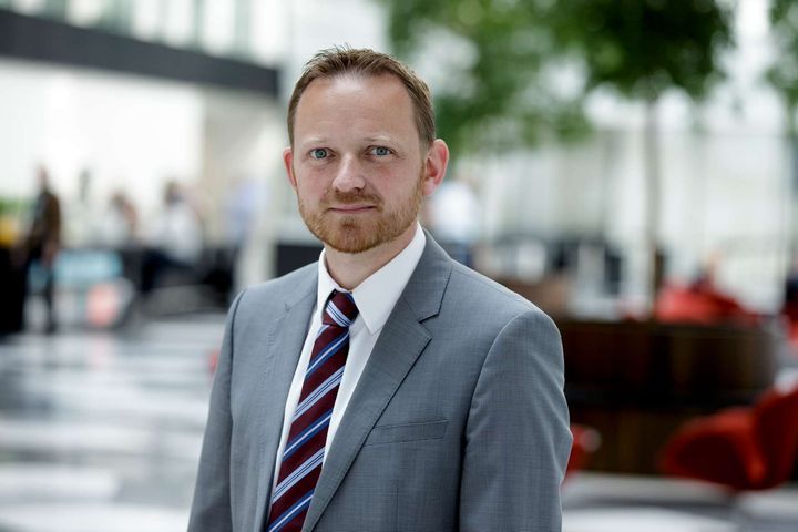"Konsekvensen er altså ret massiv, hvis olieprisen bider sig fast på et højere niveau. En varigt højere oliepris vil gøre ondt på dansk samfundsøkonomi, og det vil danskerne også kunne mærke," siger Allan Sørensen, cheføkonom i Dansk Industri.