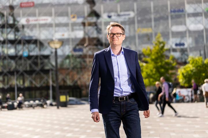 "Vi ser, at store virksomheder fungerer som vækstlokomotiver for hele Danmark. De har udvidet produktionen og øget antallet af medarbejdere betydeligt – både danske og internationale medarbejdere," siger Morten Høyer, politisk direktør i Dansk Industri.