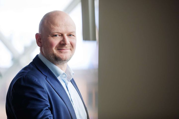 "Det er en glædelig nyhed, at regeringen har fremsat lovforslaget om den nye certificeringsordning for international arbejdskraft uden for EU," siger Søren Kryhlmand, viceadm. direktør i Dansk Industri.
