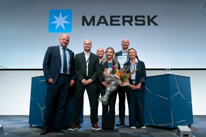 Årsrapportprisen blev overrakt til Henrik Pallisgaard Jensen, VP Finance, Maersk flankeret at Thomas Ryttersgaard, Janessa Walger og Frederik Bo Rementorp, Maersk af Søren Kryhlmand, viceadm. direktør i Dansk Industri, og Camilla Hesselby, vicedirektør i FSR – danske revisorer.