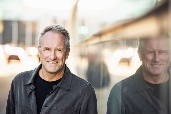 "AI-læringsværktøjer er kun ét element i undervisningen. Der skal stadig være bøger, dygtige lærere, projektarbejde, fællesskab, koncentration, leg, fordybelse og sociale relationer," siger Lars Sandahl Sørensen, adm. direktør i Dansk Industri.