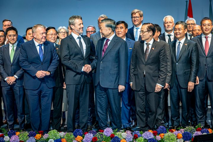 H.E. Præsidenten for Den Socialistiske Republik Vietnam Tô Lâm og H.M. Kong Frederik giver hånd oven på hele 15 nye samarbejdsaftaler mellem de to lande.