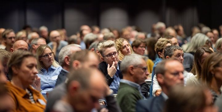 “Vandsektoren leverer svar på nogle af tidens store miljøspørgsmål. Når vi samler over 800 deltagere, er det, fordi sektoren står centralt i løsningen af PFAS i drikkevandet, stigende grundvand, skybrud og klimapåvirkningen,” siger Carl-Emil Larsen, direktør i DANVA.