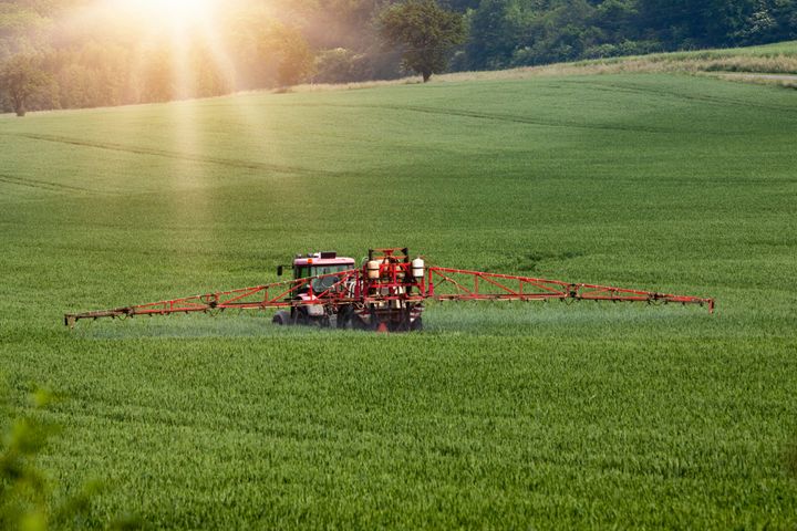 "For første gang har vi nu en ministeriel blåstempling af, at den bedste løsning til at beskytte vores drikkevand på er at udstede statslige krav om forbud mod at sprøjte og gøde i sårbare grundvandsdannende områder. Det glæder vandsektoren, for danskerne og Danmarks virksomheder fortjener forsyningssikkerhed af rent drikkevand,” siger administrerende direktør i DANVA, Carl-Emil Larsen.