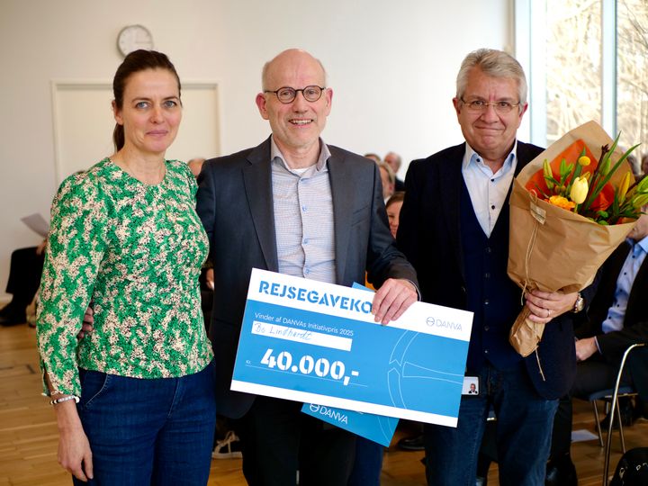 DANVAs formandskab overrækker initiativpris 2025 til Bo Lindhardt.