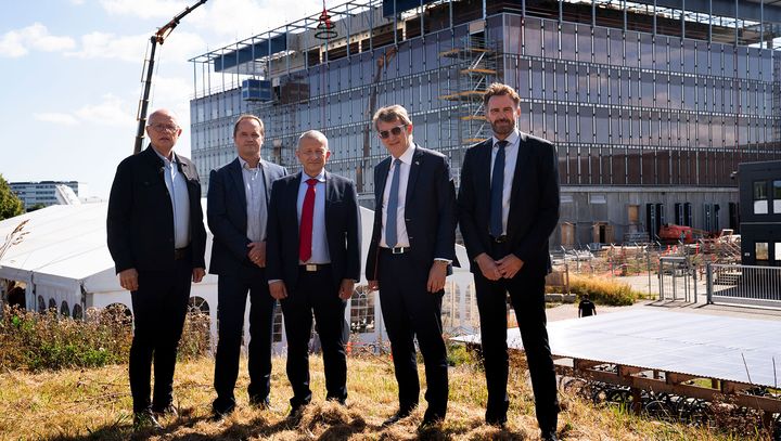 Færdiggørelsen af råhuset til det nye domicil for Forsvarets Efterretningstjeneste blev tirsdag fejret ved et rejsegilde på Svanemøllens Kaserne.