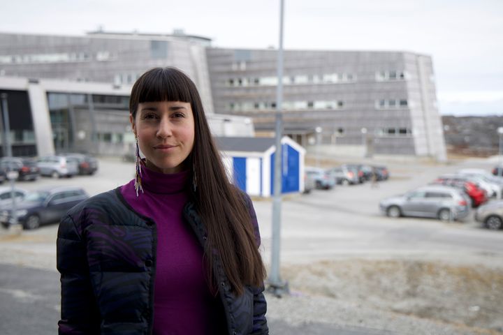 Lektor og afdelingsleder Aviâja Lyberth Hauptmann foran Arctic Hub: Hun har været med til at udvikle den første naturfaglige universitetsuddannelse i Grønland - SILA Bachelor i Biologi.