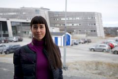 Lektor og afdelingsleder Aviâja Lyberth Hauptmann foran Arctic Hub. Hun har været med til at udvikle den første naturfaglige universitetsuddannelse i Grønland - SILA Bachelor i Biologi.