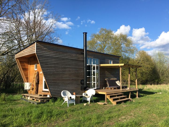 Med mikroboliger, tiny houses og co-living står Danmark over for en oplagt mulighed for at fremme en mere bæredygtig boligkultur, hvor pladsoptimering og fællesskab kan blive centrale værdier i fremtidens boligpolitik. Det er et af budskaberne i en ny rapport fra Institut for Byggeri, By og Miljø på Aalborg Universitet.