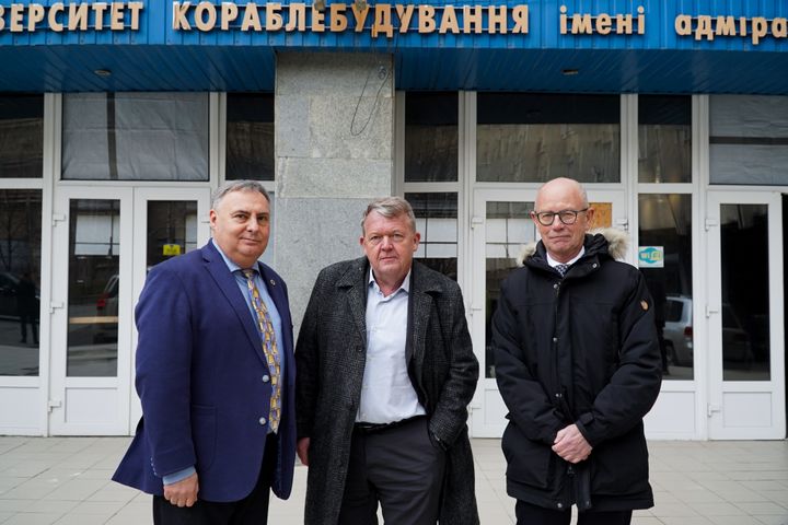 NUoS-rektor Eugeniy Trushliakov sammen med udenrigsminister Lars Løkke Rasmussen (M) og ambassadør Bent Egberg Mikkelsen under et tidligere besøg på NUoS i Mykolaiv (foto: Den danske ambassade i Ukraine)