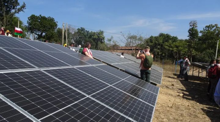 Projektet blev koordineret af Aalborg Universitet i Danmark og Indian Institute of Technology Bombay (IITB i Indien og har bl.a. afprøvet solceller i mindre indiske landsbyer.