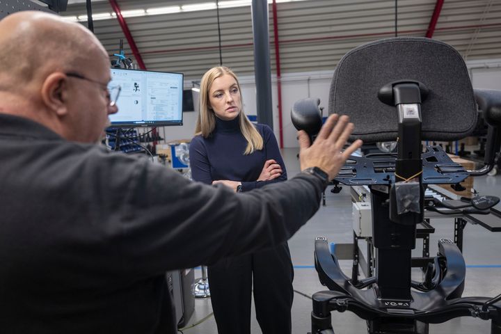 'Den Cirkulære Fabrik' placeres med udgangspunkt i AAU Smart Production laboratoriet på Aalborg Universitet med state-of-the-art teknologi til både cirkulær og modulær produktion. Her vist med lektor Ann-Louise Andersen fra Aalborg Universitet, der også arbejder med projektet.