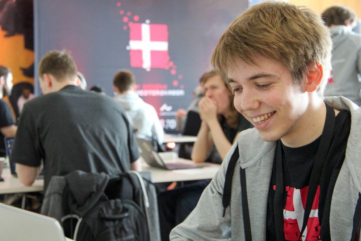 Der bliver dystet og heppet indbyrdes til De Danske Cybermesterskaber 2025, der samler 100 af landets dygtigste hackere under 25 år.