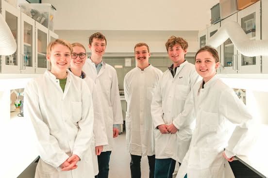 Fra venstre mod højre ses de studerende Helene Halsen Malling, Liva Skou Boysen, Michael Petersen, Frederik Hejgaard Gram, Noah Bang og Maria Ahrenst-Mortensen.