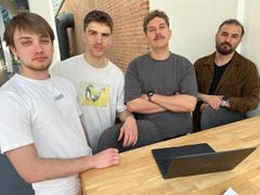 Rasmus Hvass Olesen (tv.), Cuno Sankey-Olsen, Tobias Oliver Eberhard og vejleder, lektor Ilhan Aslan (th.).