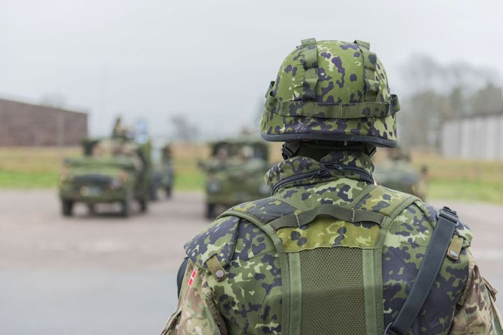 Omsorgsrollen som far og ægtemand fylder meget for danske mænd – og det gælder også dem i militæret. Foto: Colourbox