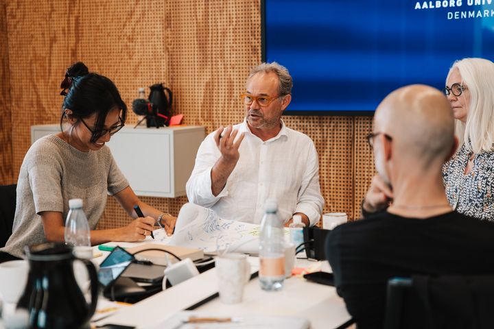 Designforskning har i årtier været med til at udvikle metoder, hvor borgere, brugere og fagfolk aktivt inddrages i udviklingen af nye løsninger. Det handler ikke kun om at skabe bedre produkter, men om at skabe mere retfærdige og inkluderende samfund.