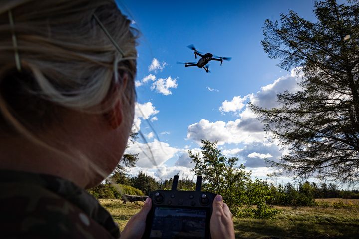 Danmark har et Europas mest dynamiske udviklingsmiljøer inden for innovation af drone-teknologi. Her er det dansk droneflyvning i militært område. Foto: Forsvarskommandoen