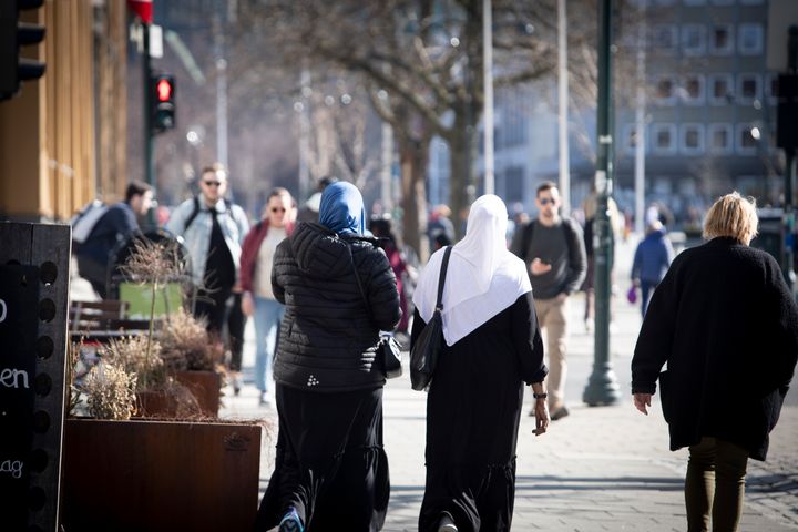 Den danske befolkning undervurderer systematisk, hvor godt ikke-vestlige indvandrere og deres efterkommere klarer sig på områder som beskæftigelse, uddannelse og kriminalitet.