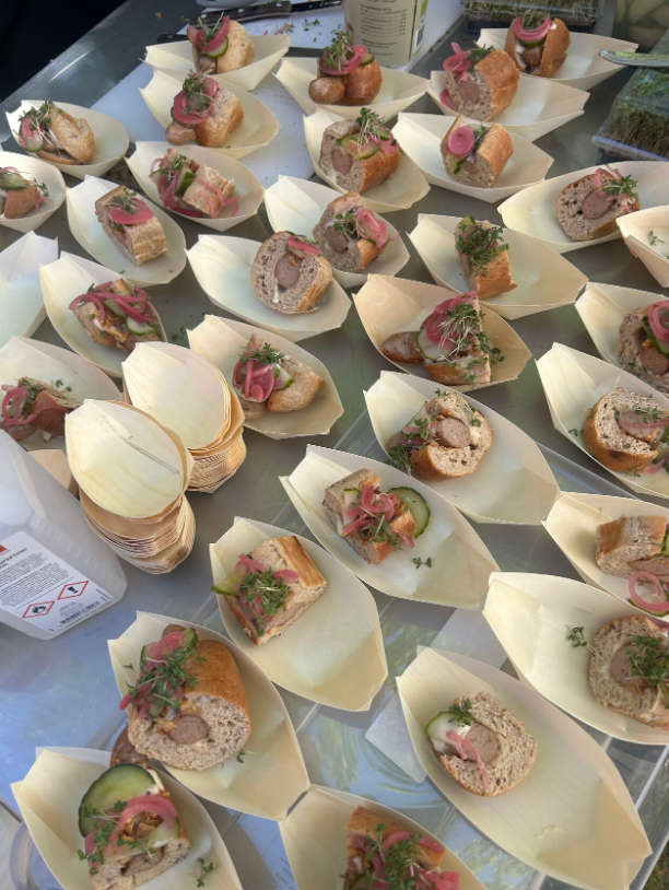 På Madens Folkemøde var publikum vilde med hotdogs, der indeholdt fermenteret mask.