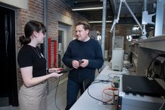 Mads Pagh Nielsen sammen med den studerende Freja Nielsen.