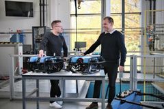 Jesper Liniger (t.v.) og Simon Pedersen er forskningsgruppeledere ved AAU Energy i Esbjerg. Undervandsdronerne på billedet er fra et tidligere projekt.