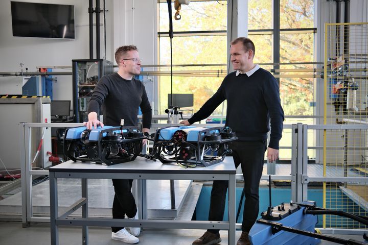 Jesper Liniger (t.v.) og Simon Pedersen er forskningsgruppeledere ved AAU Energy i Esbjerg. Undervandsdronerne på billedet er fra et tidligere projekt.