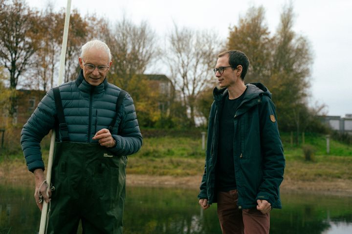Per Halkjær Nielsen (tv) og Mads Albertsen, begge professorer ved Institut for Kemi og Biovidenskab på Aalborg Universitet, har sammen med en række andre forskere kortlagt Danmarks mikroorganismer i projektet Microflora Danica. Foto: Lasse Møller Badstue, AAU.