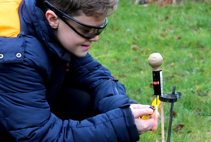 Vi ved, at vi skal huske sikkerhedsbrillerne, når vi bruger fyrværkeri. Men mange af os glemmer at passe på ørerne. Og det er især vigtigt for børn og unge.