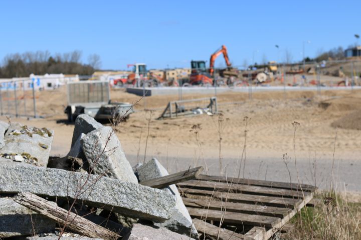 Store mængder byggematerialer går hver dag til spilde på danske byggepladser. For nogle materialetyper drejer det sig om helt op til en fjerdedel af de leverede materialer, og det er både dyrt, klimabelastende og unødvendigt, viser en ny undersøgelse fra Aalborg Universitet. Foto: Colourbox
