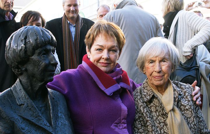 Skuespiller Ghita Nørby sammen med forfatteren og journalisten Lise Nørgaard ved indvielsen af en statue for hende i Roskilde i 2010. Foto: Mogens Engelund.