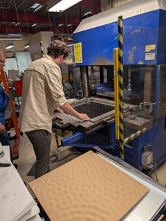 Mikkel Huse lægger det bulede panel i støbeformen, som han selv har designet.