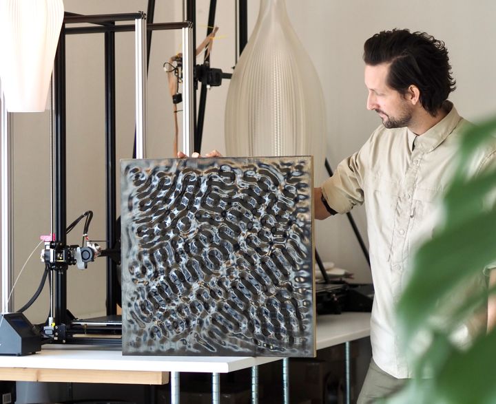 Designeren Mikkel Huse med det prisvindende design fra virksomheden Dampa, der producerer metalbaserede akustiklofter.