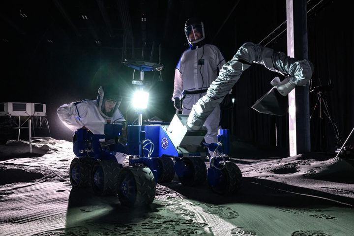Aalborg Universitet har gennemført flere tests med rumrobotter. Blandt andet i forskellige samarbejder med det europæiske rumagentur ESA. Nu vil universitetet bygge en Måne-rover, som man arbejder på at opsende indenfor 5-10 år.