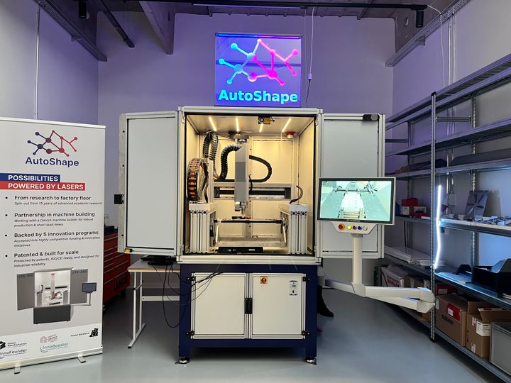 Lasermaskinen CFE-350 er den første, der kan skære, formere og gravere metalemner i én samlet proces.