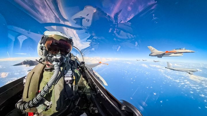 Et EU‑støttet forsvarsprojekt med dansk deltagelse skal styrke jagerpiloters taktiske kapacitet gennem en teknologisk opgradering af kampflyenes cockpit. De danske partnere er Aalborg Universitet og Terma A/S. Billedet viser en dansk jagerpilot i et F‑16‑fly fra Fighter Wing Skrydstrup. Foto: Rune Dyrholm/Forsvaret