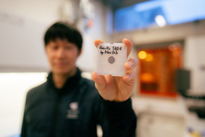 Japanske Masaki Takahashi har været med til at producere powerchippen i galliumoxid, der er markant billigere og nemmere at få fat i end siliciumkarbid, som man normalt producerer powerchips med