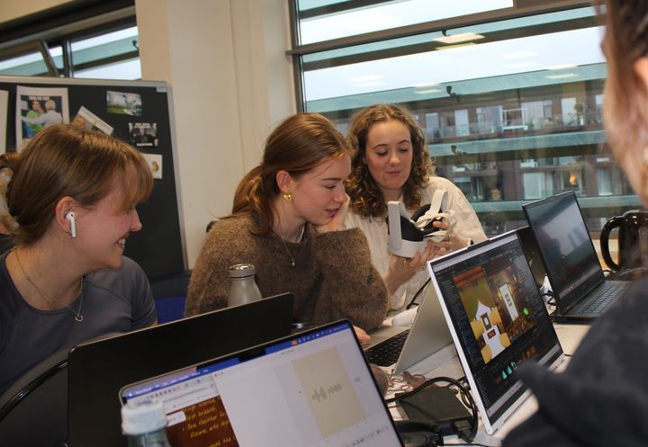 Studerende fra Aalborg Universitet rykker ud til lokale gymnasier. Billedet viser AAU-studerende i en anden sammenhæng. Foto: Mette Eggert Dahl Olander.