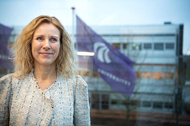 "Vi skal turde at være nysgerrige på fremtidens uddannelser samt de potentialer og risici, der er forbundet med generativ AI,” siger Anne Marie Kanstrup, prorektor for uddannelse på Aalborg Universitet.
