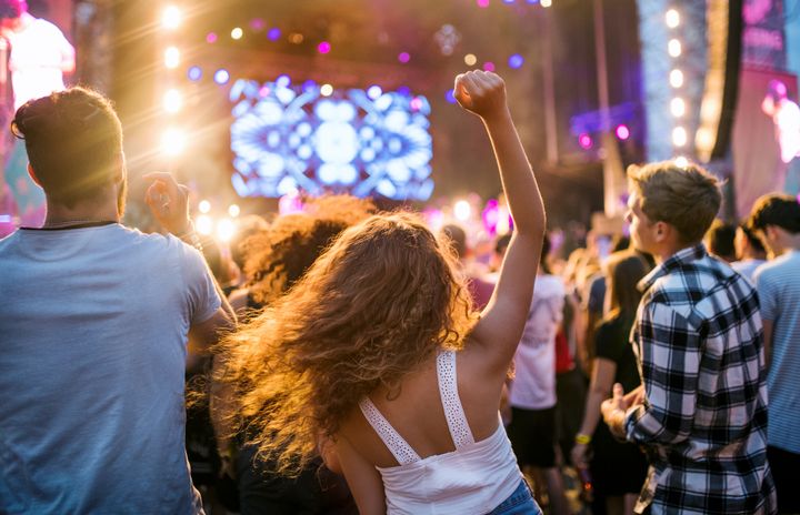 Du skal få nogle gode lyttevaner, når du går på festival. Ellers risikerer du at få varige skader, lyder advarslen fra lytteforsker.