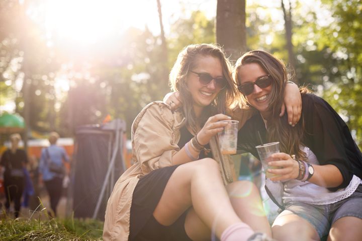 Alkohol er ikke vanddrivende i en grad, der har praktisk betydning. Men derfor skal du alligevel holde igen med de alkoholiske varer i varmen.