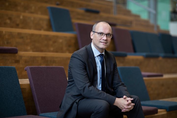Jacob Graff Nielsen kommer fra en stilling som dekan for Det Juridiske Fakultet ved Københavns Universitet.
