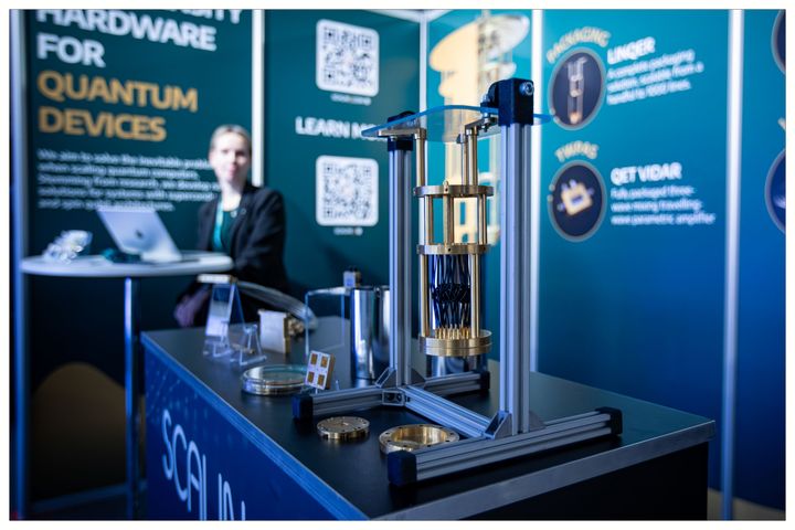 I forgrunden ses en model af en kryostat, der nedkøler kvantechips ned til temperaturer tæt på det absolutte nulpunkt. Billedet er fra den europæiske kvantekonference EQTC i november 2025 på Københavns Universitet, hvis Niels Bohr Institut er et af Europas vigtigste forskningscentre inden for kvanteteknologi.