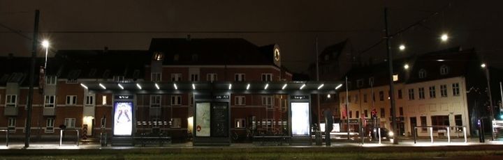 Et felteksperiment med dæmpet belysning på en station ved Aarhus Letbane viste, at folk følte sig mere trygge, fordi de bedre kunne se, hvad der skete i deres næromgivelser.