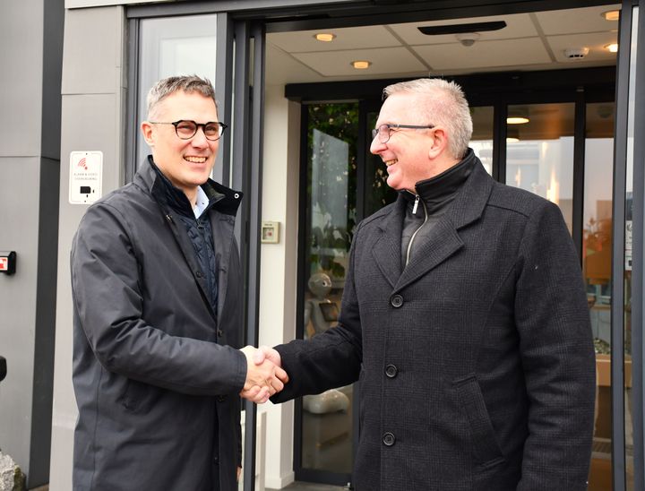 Troels Blicher Danielsen, adm. direktør i TEKNIQ, og Benny Yssing, forbundsformand i Dansk El-Forbund, trykker hånd inden de officielle overenskomstforhandlinger går i gang.