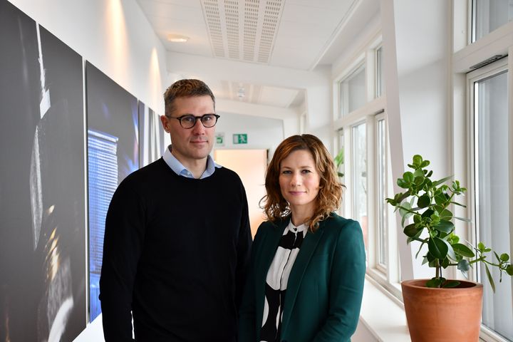 Troels Blicher Danielsen, adm. direktør i TEKNIQ, og Katrine Bjerre, direktør i SYNERGI.