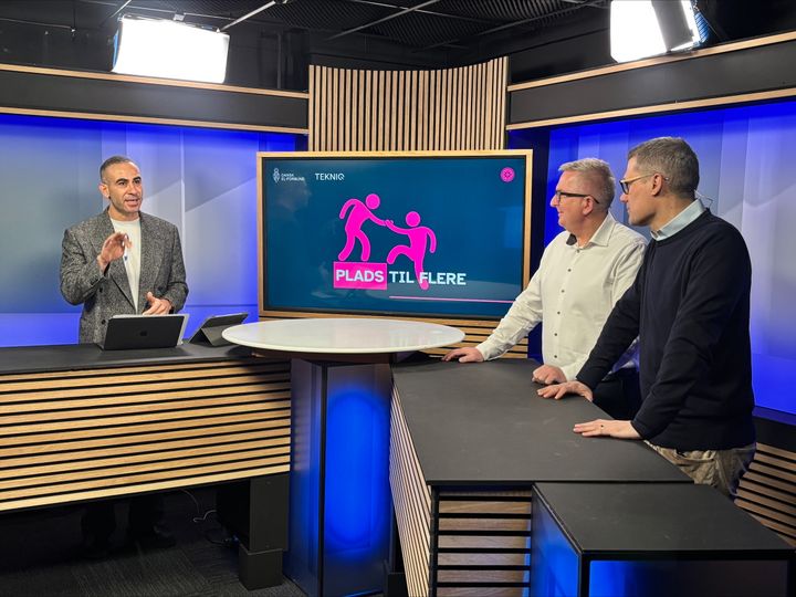 Tv-vært og journalist Abdel Aziz Mahmoud er moderator ved lanceringseventet i dag. Her flankeret af Benny Yssing, forbundsformand i Dansk El-Forbund, og Troels Blicher Danielsen, adm. direktør i TEKNIQ.