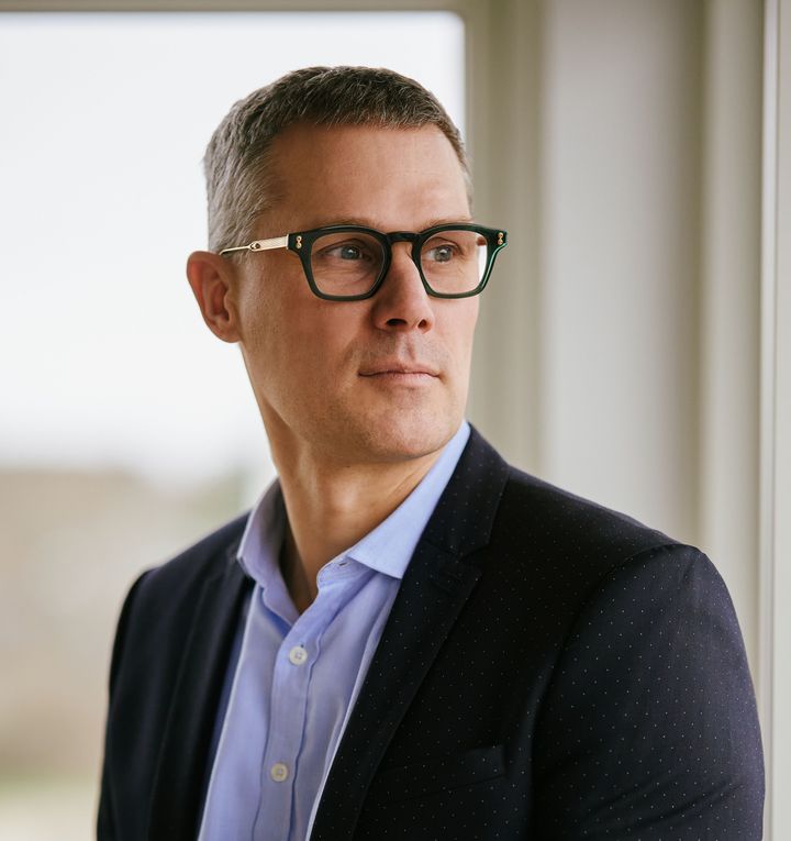 Adm. direktør i TEKNIQ, Troels Blicher Danielsen, der på baggrund af sine erfaringer med at skabe en digital transformation i erhvervsorganisationen, har skrevet en guide til at digitalisere ved hjælp af AI og data.